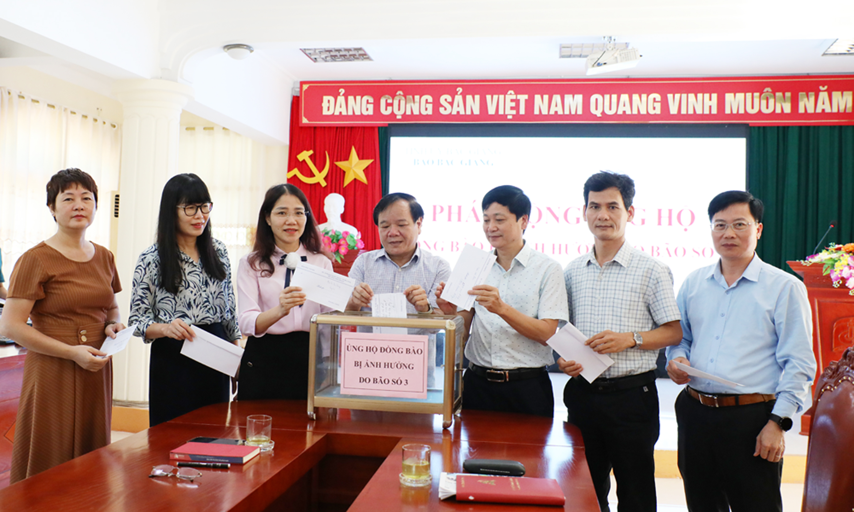 Cán bộ, phóng viên, biên tập viên Báo Bắc Giang ủng hộ đồng bào bị ảnh hưởng do bão số 3.