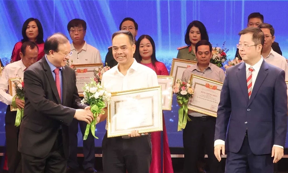 Trao tặng thưởng các tập thể có thành tích tuyên truyền về công tác lý luận, phê bình văn học nghệ thuật tại buổi lễ.