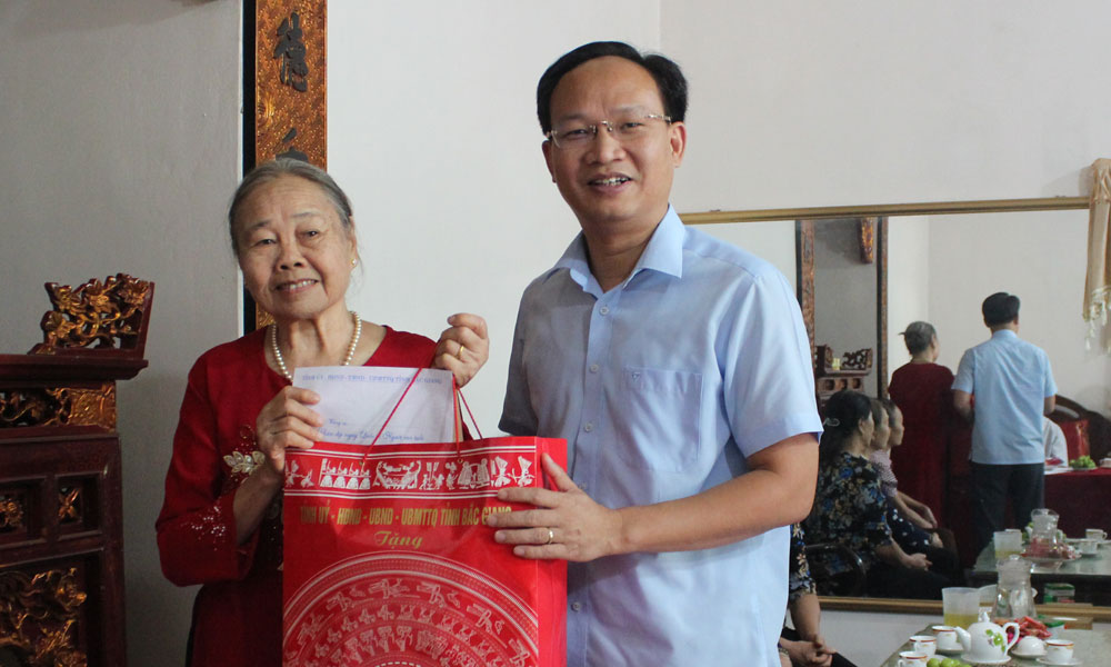 Đồng chí Phạm Văn Thịnh thăm, tặng quà bà Vi Thị Lễ.