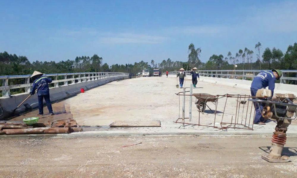 Nhà thầu tập trung nhân lực vệ sinh mặt cầu để chuẩn bị thảm nhựa.