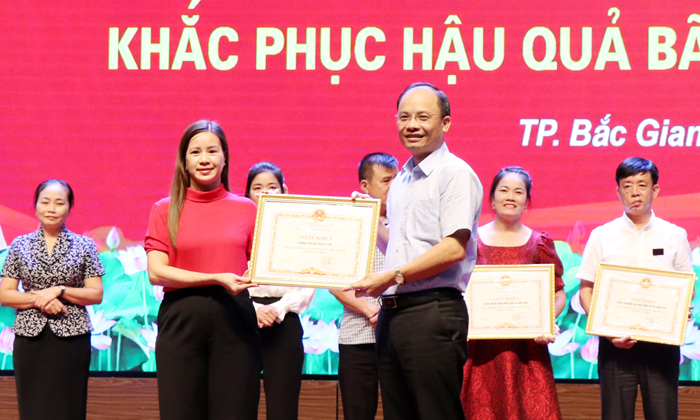 Đồng chí Đặng Đình Hoan trao Giấy khen cho các tập thể.