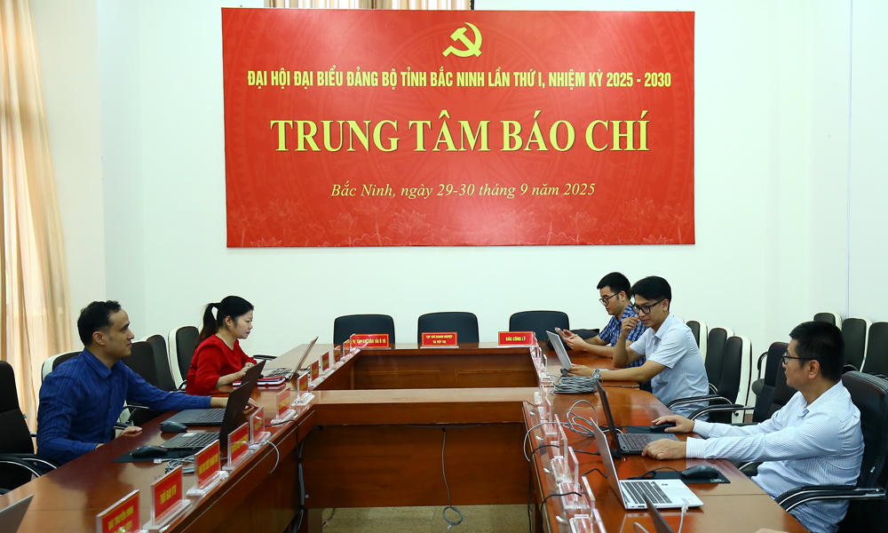 Trung tâm Báo chí được trang bị hệ thống máy tính cấu hình cao, đường truyền Internet và wifi tốc độ lớn, màn hình kết nối trực tiếp từ Hội trường chính.