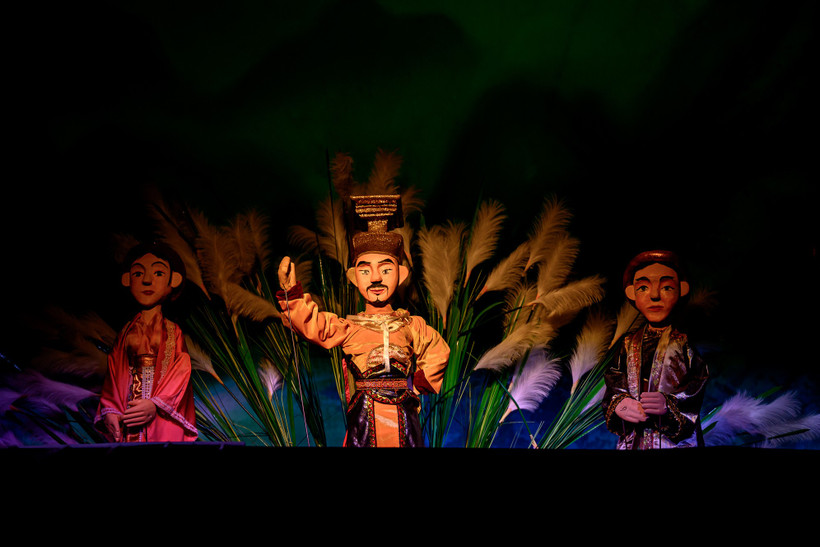 Cảnh trong vở diễn “Hoàng đế cờ lau” của Nhà hát Múa rối Thăng Long.