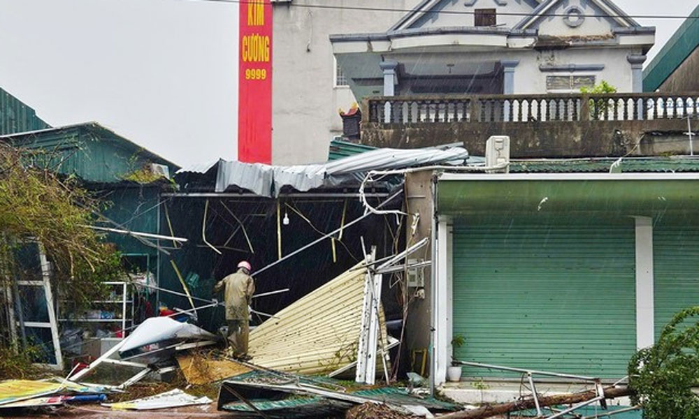 Bão số 10 gây thiệt hại nặng nề về nhà cửa của người dân.