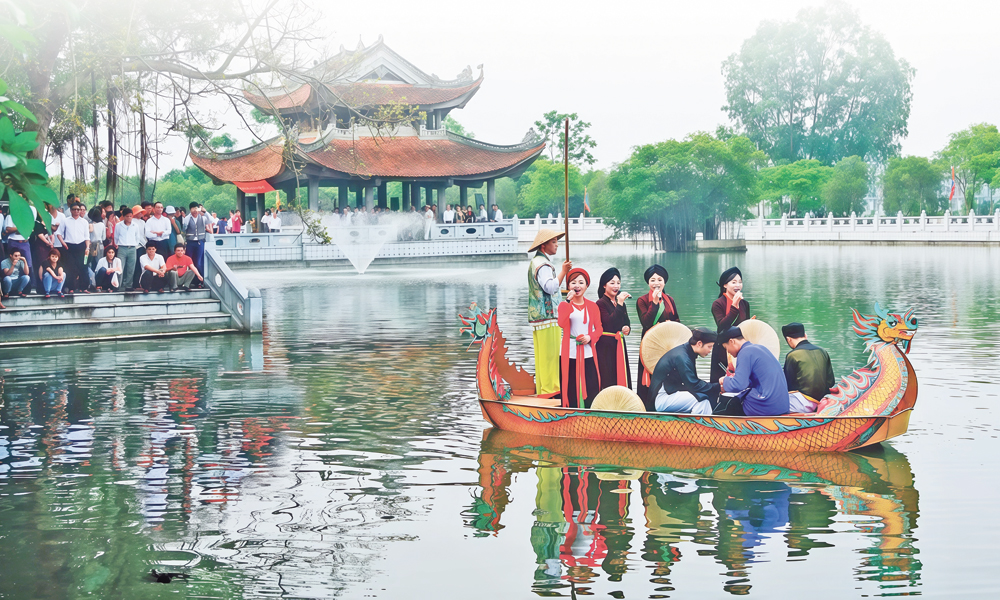 Du khách thưởng thức và giao lưu quan họ tại Thủy đình (Đền Đô).