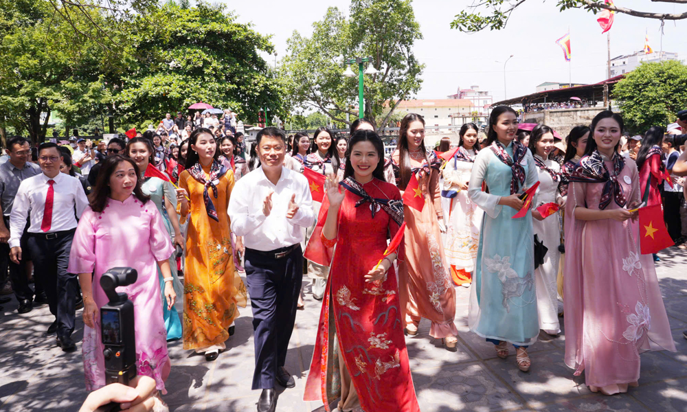Các thí sinh tham dự Cuộc thi Hoa hậu Việt Nam năm 2026 tham quan, trải nghiệm tại khu di tích đình, đền, chùa Đồng Kỵ (phường Đồng Nguyên).