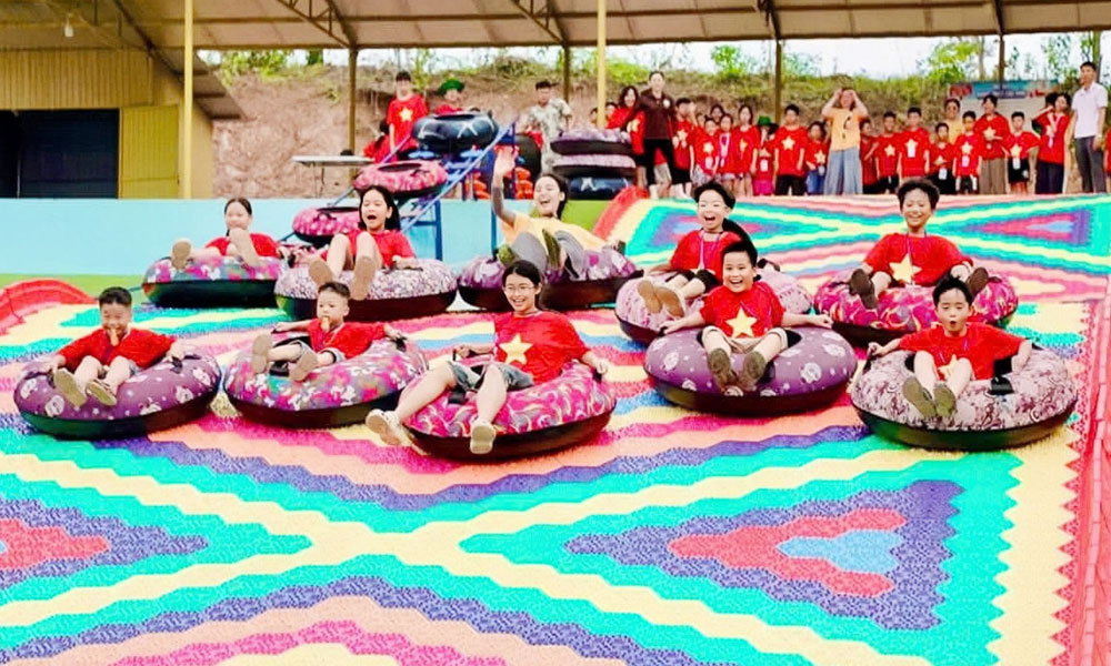 
Trẻ em tham gia trò chơi vận động tại Điểm du lịch sinh thái hồ Bầu Tiên, xã Kiên Lao.

