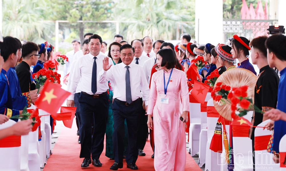 
Đồng chí Trần Cẩm Tú, Thường trực Ban Bí thư và các đồng chí Thường trực Tỉnh ủy Bắc Ninh dự lễ khai giảng. Ảnh: Quốc Trường