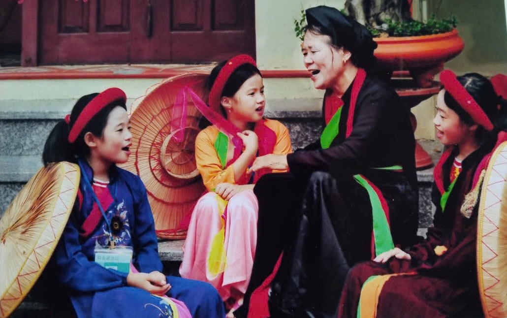 Nghệ nhân Vũ Thị Thoa truyền dạy quan họ cho thế hệ trẻ.