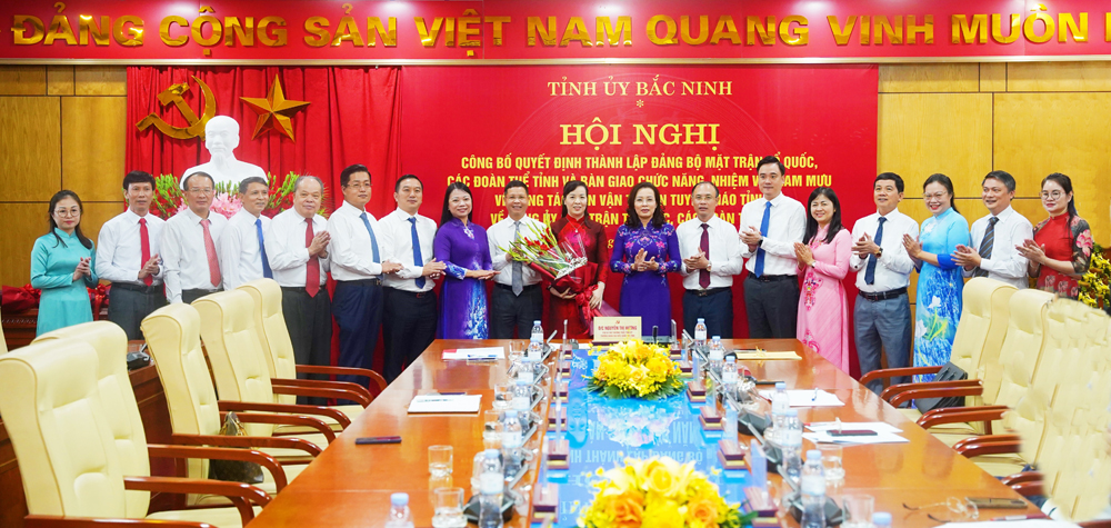 
Đồng chí Nguyễn Thị Hương chúc mừng Ban Chấp hành Đảng bộ MTTQ, các đoàn thể tỉnh Bắc Ninh ra mắt.