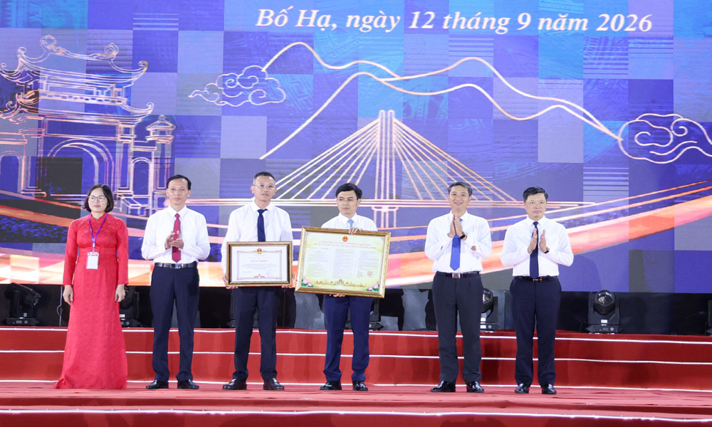 Phó Bí thư Tỉnh ủy, Chủ tịch HĐND tỉnh Nguyễn Việt Oanh cùng các lãnh đạo tỉnh tặng hoa và trao tặng quyết định thành lập phường cho lãnh đạo xã Bố Hạ