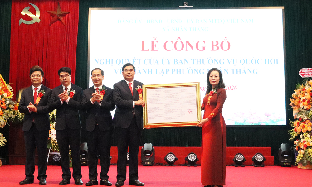 Đồng chí Nguyễn Thị Hương trao Nghị quyết của Ủy ban Thường vụ Quốc hội về việc thành lập phường Nhân Thắng.