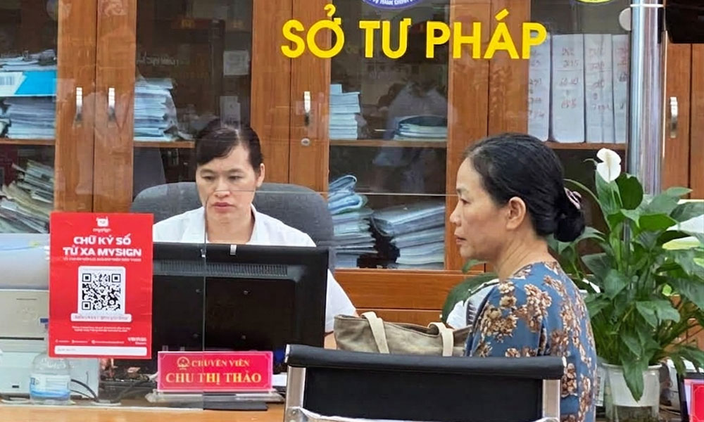 Các sở, ngành gồm Tư pháp, Nội vụ, Y tế, Công an tỉnh và Bảo hiểm xã hội tỉnh được giao phối hợp chặt chẽ trong kết nối, chia sẻ dữ liệu, kiểm thử quy trình liên thông điện tử và hướng dẫn UBND cấp xã tiếp nhận, giải quyết, trả kết quả đúng quy định.