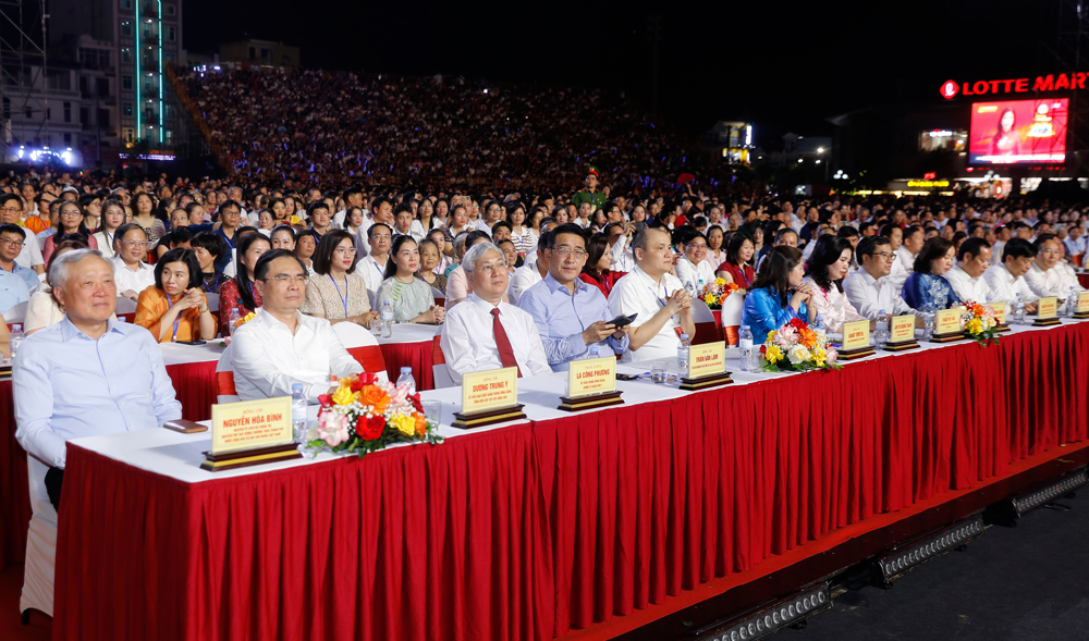 
Các đại biểu dự chương trình nghệ thuật.