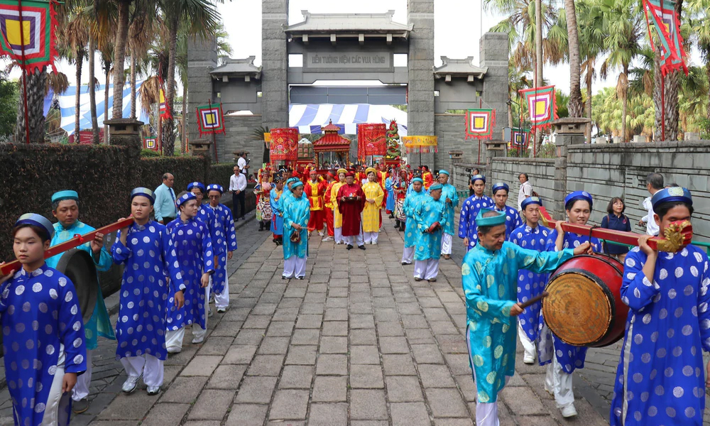 Nghi lễ diễu hành rước lễ, dâng lễ vật bánh chưng, bánh dày, hoa quả, đặc sản Nam Bộ lên Quốc Tổ Hùng Vương trong dịp Giỗ tổ 2026.