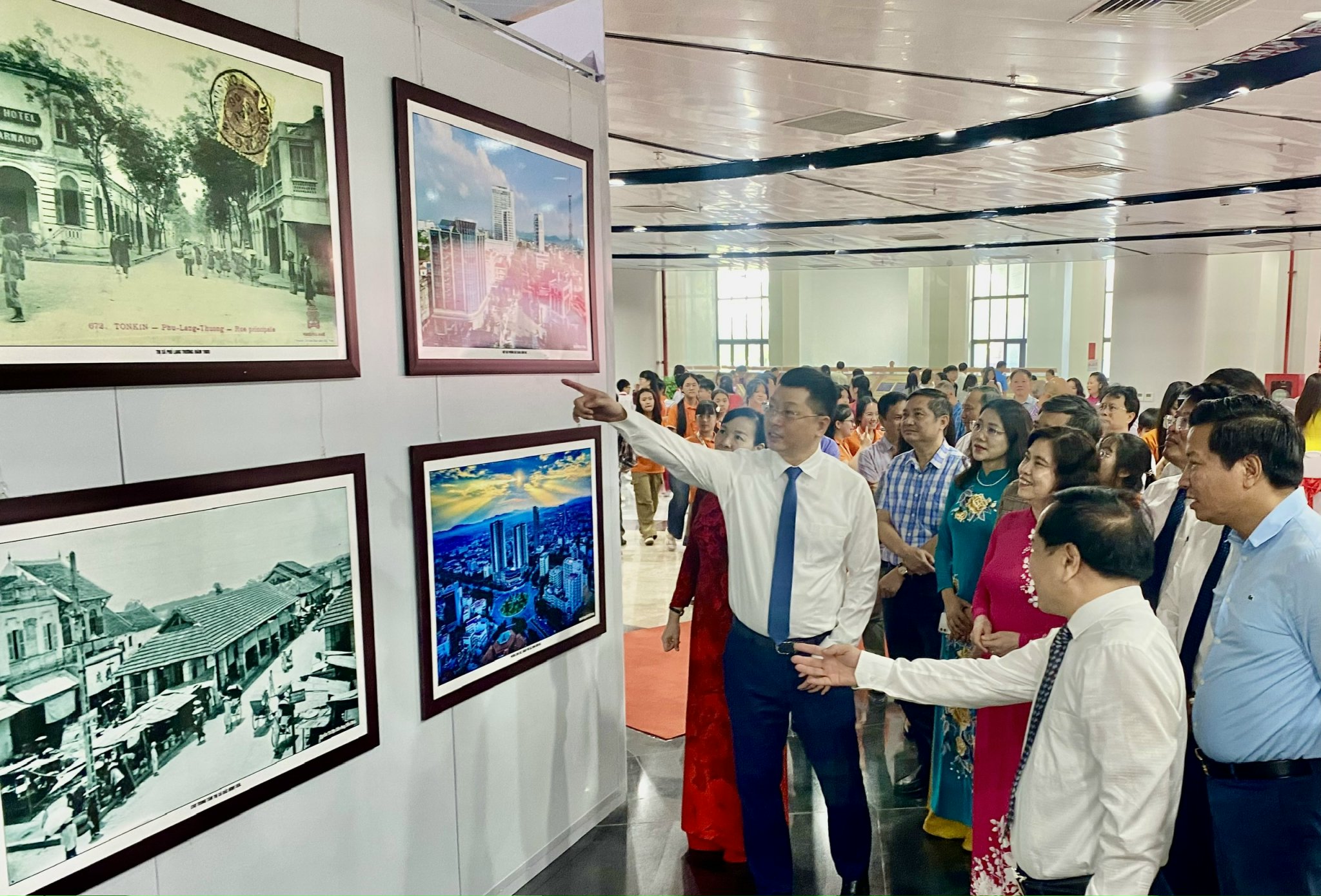 Đại biểu tham quan khu vực trưng bày các tác phẩm ảnh tại Triển lãm.