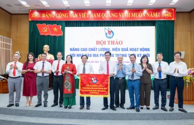 Lãnh đạo Hội Nhà báo thành phố Bắc Ninh trao quyền đăng cai Hội thảo năm 2027 cho Hội Nhà báo tỉnh Phú Thọ.