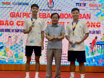 Đồng chí Trịnh Văn Ánh, Chủ tịch Hội Nhà báo tỉnh Bắc Ninh trao giải Nhất cho các vận động viên thi đấu môn Pickleball.