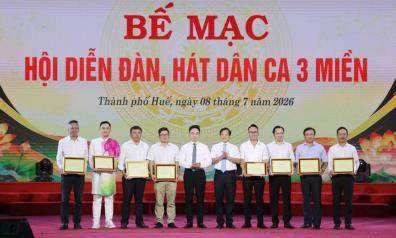 Ông Giáp Văn Cường (thứ 4, từ phải sang), Phó Giám đốc Trung tâm Văn hóa và Xúc tiến du lịch tỉnh Bắc Ninh đại diện đoàn nghệ thuật Bắc Ninh nhận chứng  nhận Huy chương Vàng toàn đoàn tại hội diễn.