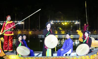Các nghệ sĩ, diễn viên mang đến cho khán giả những làn điệu dân ca Quan họ thiết tha, sâu lắng.