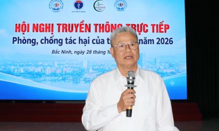 Ông Bùi Xuân Thủy, Phó Chủ tịch kiêm Tổng Thư ký Hội Bảo vệ người tiêu dùng Việt Nam phổ biến những nội dung cơ bản của Luật Phòng, chống tác hại của thuốc lá.