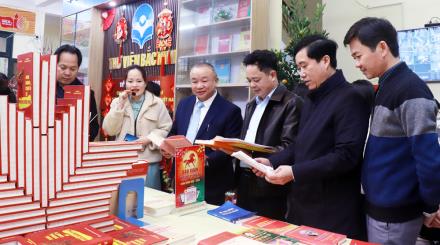 Các đại biểu tham quan khu vực trưng bày sách báo tại Thư viện Bắc Ninh số 1.