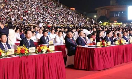 Các đồng chí lãnh đạo Trung ương, tỉnh và Nhân dân dự Lễ đón nhận Bằng của UNESCO và khai mạc Festival “Về miền di sản Bắc Ninh - 2026”