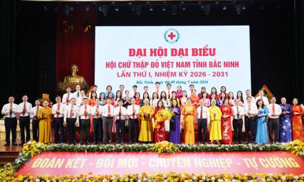 
Các đồng chí: Đỗ Thị Thu Thảo, Nguyễn Thị Hương cùng các đại biểu chúc mừng Ban Chấp hành Hội Chữ thập đỏ tỉnh Bắc Ninh nhiệm kỳ 2026-2031.