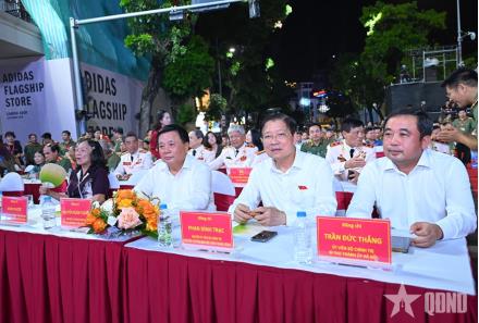 Các đại biểu dự chương trình.