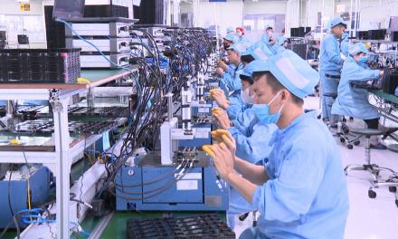 Dây chuyền sản xuất tại Công ty trách nhiệm hữu hạn Siflex, Khu công nghiệp Quang Châu. Ảnh: Trịnh Lan