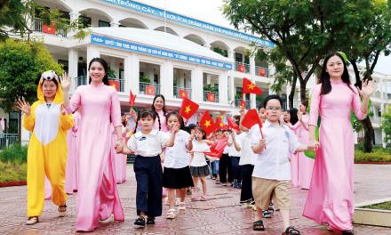 Cô và trò Trường Tiểu học Giáp Hải (phường Bắc Giang) rộn ràng bước vào năm học mới.
