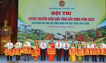 Các đồng chí: Lương Quốc Đoàn, Chủ tịch Ban Chấp hành Trung ương Hội Nông dân Việt Nam; Nguyễn Hồng Thái, Bí thư Tỉnh ủy; Nguyễn Hoàng Trung, Chủ tịch Hội Nông dân tỉnh trao Cờ lưu niệm cho các đội tham dự hội thi.