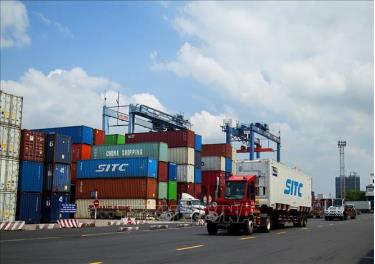 Xếp dỡ hàng hóa Container tại Tân cảng Sài Gòn. Ảnh minh họa: Hồng Đạt/TTXVN