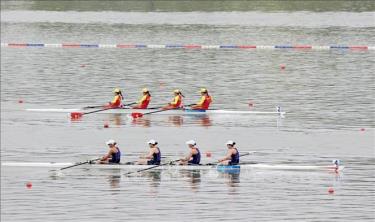 Đội thuyền bốn nữ hạng nặng môn rowing (Đinh Thị Hảo, Dư Thị Bông, Phạm Thị Huệ, Hà Thị Vui) giành HCĐ. Ảnh tư liệu: Hoàng Linh/TTXVN