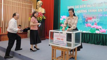 Các đại biểu ủng hộ tại lễ phát động Tháng cao điểm.