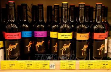 Rượu vang của Australia được bày bán tại một cửa hàng ở Bắc Kinh, Trung Quốc. Ảnh tư liệu: AFP/TTXVN