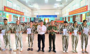 Thiếu tướng Trần Thanh Phong và đồng chí Lương Xuân Lộc, Chánh án TAND tỉnh Bắc Giang trao Quyết định đặc xá của Chủ tịch nước cho phạm nhân thụ án tại Trại giam Ngọc Lý.