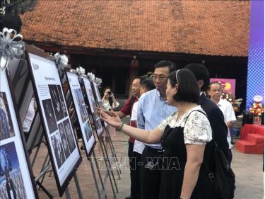 Khách tham quan triển lãm.