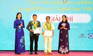 Nhạc sĩ Nguyễn Công Chức (thứ hai từ trái sang) được trao giải Nhì.