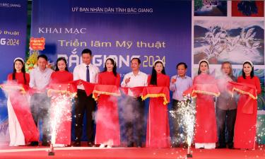 Các đại biểu cắt băng khai mạc triển lãm.