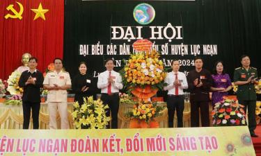 Lãnh đạo Ban Dân tộc tỉnh tặng hoa chúc mừng Đại hội.