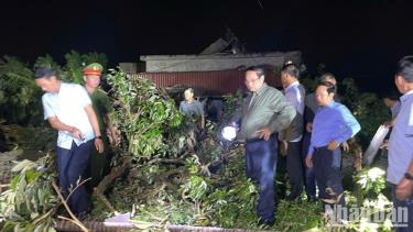 Thủ tướng Phạm Minh Chính thị sát nhà cửa, vườn của nhân dân bị thiệt hại bởi bão số 10 ở xã Quỹ Nhất, tỉnh Ninh Bình.