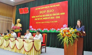 Đồng chí Nguyễn Thị Hương, Phó Bí thư Thường trực Tỉnh ủy phát biểu tại cuộc họp báo thông tin về Đại hội.