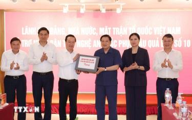 Đồng chí Phan Đình Trạc thay mặt lãnh đạo Đảng, Nhà nước trao quà hỗ trợ nhân dân tỉnh Nghệ An. Ảnh: Phương Hoa/TTXVN