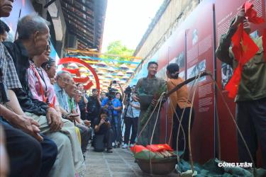 Nghệ sĩ tái hiện lại cuộc sống sinh hoạt của người Hà Nội xưa tại không gian trưng bày 'Vang mãi khúc khải hoàn'.