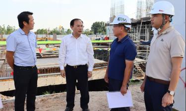 Đồng chí Nguyễn Văn Sinh kiểm tra dự án nhà ở xã hội số 2  tại khu số 5, số 9 thuộc khu đô thị mới phường Tân Tiến và phường Bắc Giang.