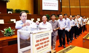 Chủ tịch Quốc hội Trần Thanh Mẫn cùng lãnh đạo Quốc hội, cán bộ, nhân viên các cơ quan của Quốc hội tham gia Lễ ủng hộ đồng bào khắc phục hậu quả thiên tai, bão lũ. (Ảnh: Doãn Tấn - TTXVN)