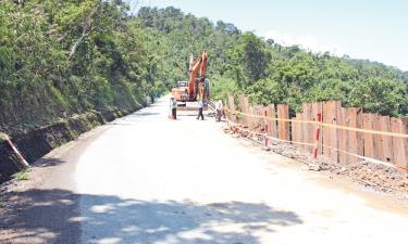 Sửa chữa khắc phục hậu quả thiên tai trên quốc lộ 279.