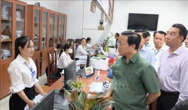 Phó Thủ tướng Trần Hồng Hà trao đổi với cán bộ nhân viên trung tâm dịch vụ hành chính công xã Phú Túc, tỉnh Vĩnh Long. Ảnh: Huỳnh Phúc Hậu/TTXVN