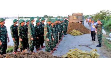 Cán bộ, chiến sĩ Lữ đoàn Pháo binh 675 triển khai nhiệm vụ cùng địa phương bảo vệ đê.